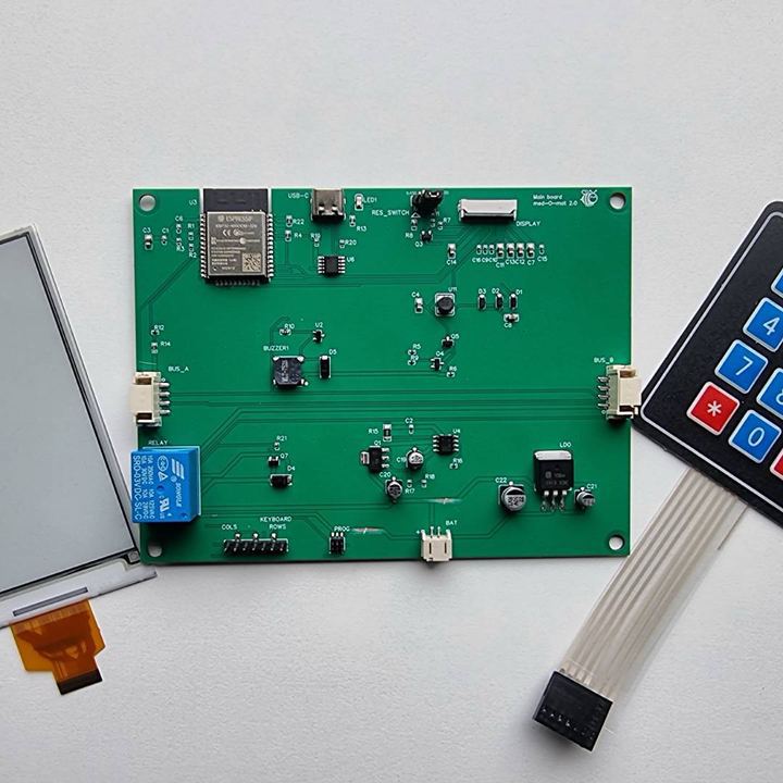 Díly elektroniky med-O-mat: řídicí deska, e-ink displej a membránová klávesnice