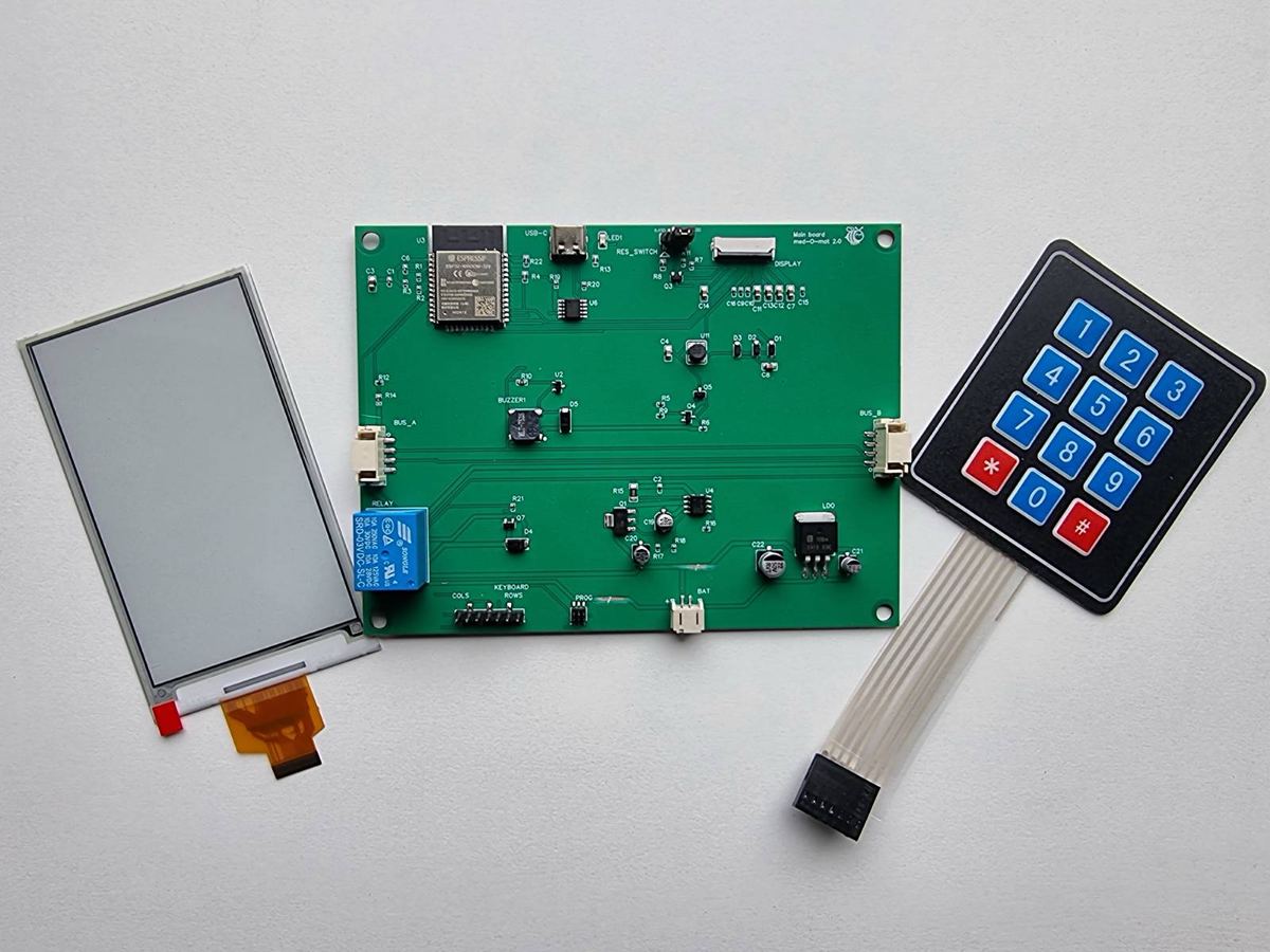 Řídicí deska, e-ink displej a membránová klávesnice položené vedle sebe